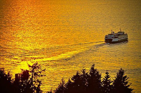 ferry boat, corpo, agua, dourado, hora, embarcação náutica, modo de transporte, transporte, por do sol, mar, céu, natureza, vela, beleza na natureza, árvore, scenics - natureza, ninguém, viagem, navio, plantar, tranquilidade, ao ar livre, construir, embarcações de passageiros, 4K, CC0, domínio público, royalty free