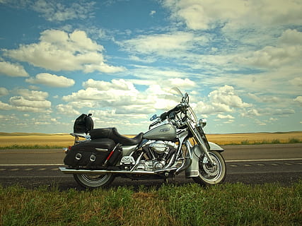 grijs, zilveren kruiser motorfiets, groen, grasveld, blauwe lucht, wolken, bewolkt, veld-, gras, motorfiets, weg, reizen, voertuig, hemel, vervoer, wolk - lucht, wijze van transport, land-, milieu, landvoertuig, landschap, dag, natuur, stationair, buitenshuis, horizon over land, horizon, schoonheid in de natuur, 2K, CC0, publiek domein, royaltyvrij
