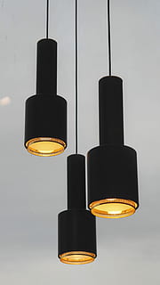 Tres, negro, lámparas colgantes, lámparas colgantes negro, luces, colgante, decoración, vitra, iluminado, equipo de iluminación, nadie, de color negro, electricidad, adentro, de cerca, colgando, bombilla, foto de estudio, vista de ángulo bajo, luz - fenómeno natural, ligero, Fondo blanco, material de vidrio, gris, brillante, Luz eléctrica, reflexión, copia espacio, lámpara eléctrica, 4K, CC0, dominio público, libre de derechos