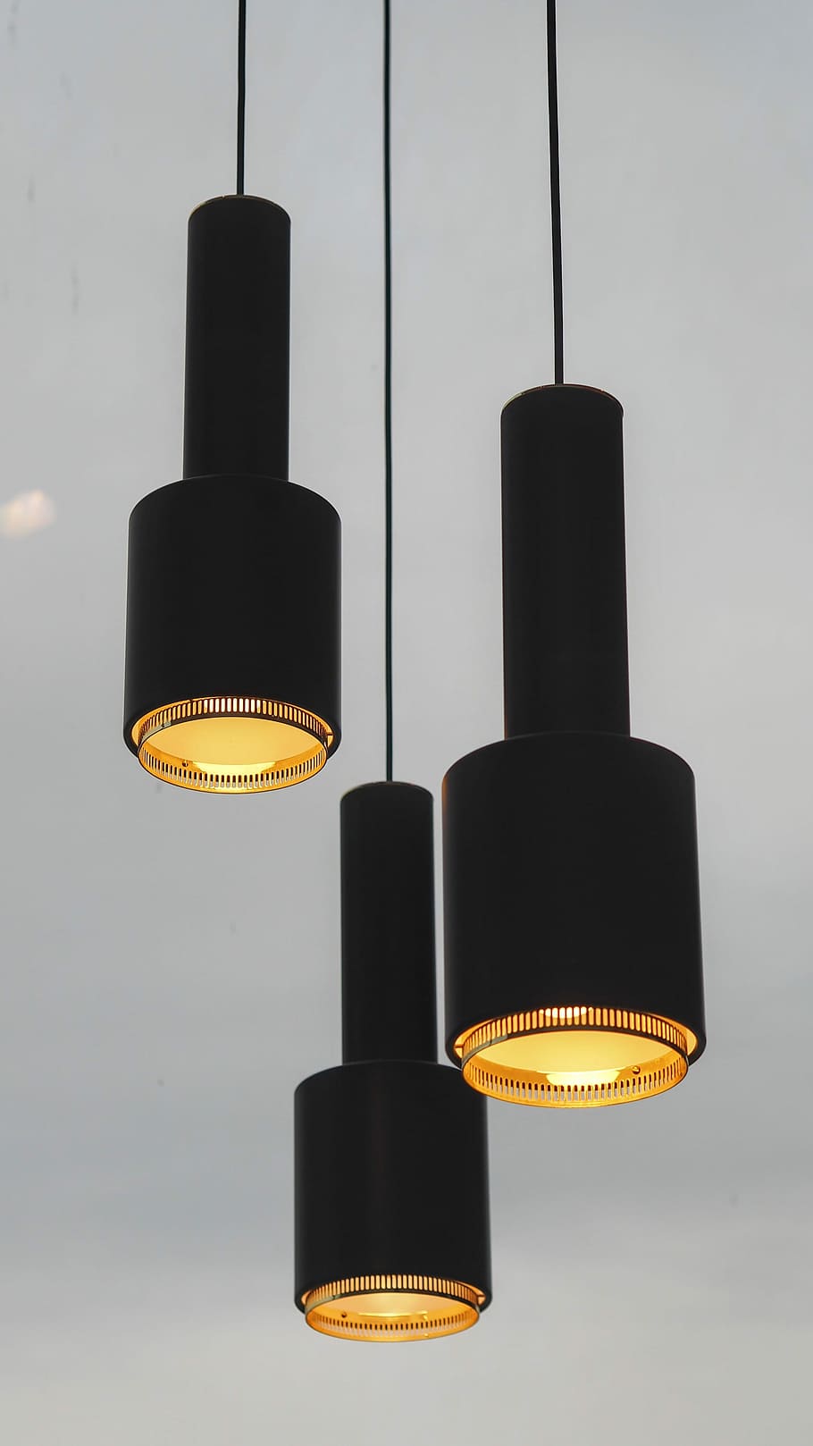 tři, Černá, závěsné lampy, černé závěsné lampy, světla, přívěšek, výzdoba, vitra, svítí, osvětlovací zařízení, nikdo, Černá barva, elektřina, uvnitř, detail, závěsný, žárovka, studio shot, nízký úhel pohledu, světlo - přírodní jev, světlo, bílé pozadí, sklo - materiál, šedá, řeřavý, elektrické světlo, odraz, kopie prostor, elektrická lampa, 4K
