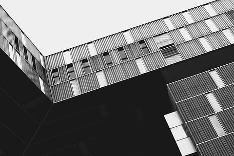 grigio, alto, edificio, giorno, alto edificio, architettura, finestra, esterno dell'edificio, struttura costruita, edificio per uffici, moderno, scena urbana, architettura ed edifici, vetro - materiale, attività commerciale, facciata, grattacielo, edificio per uffici esterno, Inquadratura dal basso, costruzione, cielo, cielo sereno, città, nessuno, ufficio, natura, all'aperto, modello, alto - alto, Torre, 5K, CC0, dominio pubblico, privo di copyright