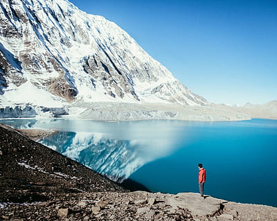 bjerge, landskab, himmel, skyer, mand, ocean, fyr, afspejle, afspejling, klipper, sne, vinter, kold, vand, scenics - natur, skønhed i naturen, en person, bjerg, miljø, kold temperatur, sø, natur, stående, rolig scene, eventyr, ro, is, kigger på visning, udendørs, snedækket bjerg, 2K, CC0, offentligt domæne, royaltyfrie