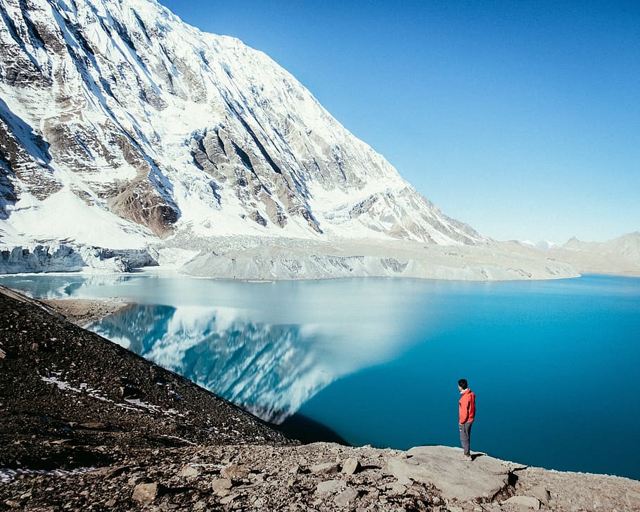 bjerge, landskab, himmel, skyer, mand, ocean, fyr, afspejle, afspejling, klipper, sne, vinter, kold, vand, scenics - natur, skønhed i naturen, en person, bjerg, miljø, kold temperatur, sø, natur, stående, rolig scene, eventyr, ro, is, kigger på visning, udendørs, snedækket bjerg, 2K