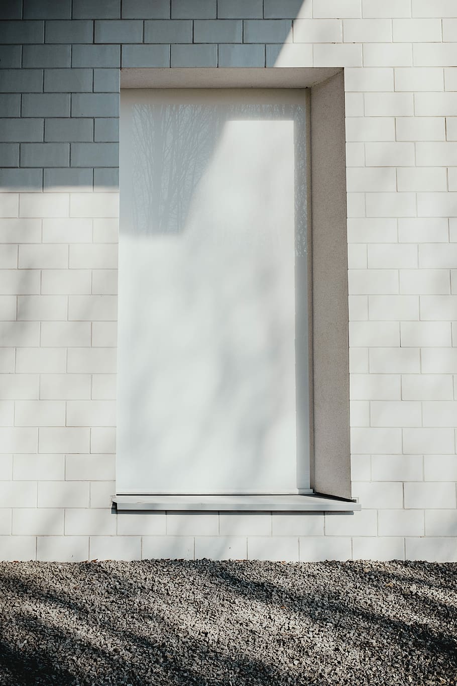 blanc, pintura de paret, durant el dia, primer pla, fotografia, cortina enrotllable, porta, paret, ombra, edifici, arquitectura, estructura construïda, exterior de l'edifici, funció de construcció de parets, dia, naturalesa, finestra, llum solar, cap gent, maó, a l'aire lliure, paret de maó, Color blanc, planta, casa, ciutat, vidre - material, 5K
