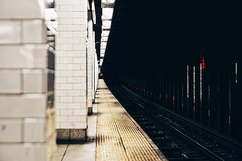 photo, train rail, architecture, Infrastructure, train, Piste, rail rail, station, lumières, pilier, balade, véhicule, transport, quai de la gare, chemin de fer, personne, à l'intérieur, journée, Transport ferroviaire, transport public, gare de chemin de fer, structure construite, mode de transport, Voyage, en plein air, périple, train - véhicule, direction, la voie à suivre, extérieur du bâtiment, arrivée, Plate-forme, 4K, CC0, domaine public, libre de droits