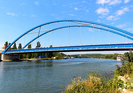 flod, vigtigste, bro, hovedbroen, vand, flodlandskab, flodbred, forbindelse, bygget struktur, arkitektur, bro - menneskeskabt struktur, himmel, transportmidler, ingeniørarbejde, sky - himmel, natur, dag, plante, bygning udvendig, bue, by, udendørs, bue bro, 2K, CC0, offentligt domæne, royaltyfrie
