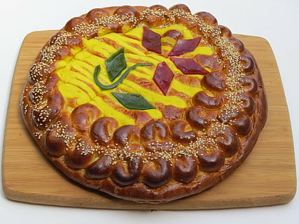 Brot, Handwerker Brot, Eierbrot, Eier, Hefe, Krawatte, Sesam, Gebäck, Bäckerei, Lebensmittel, gebacken, Gourmet, Kuchen, Dessert, hausgemacht, Snack, Erfrischung, Teig, fertig für den Verzehr, Essen und Trinken, Frische, Süßes Essen, drinnen, Süss, Genuss, Stillleben, ungesunde Ernährung, Versuchung, Nahansicht, keine Leute, weißer Hintergrund, Tabelle, High Angle View, Mahlzeit, Frühstück, 4K, CC0, gemeinfrei, lizenzfrei
