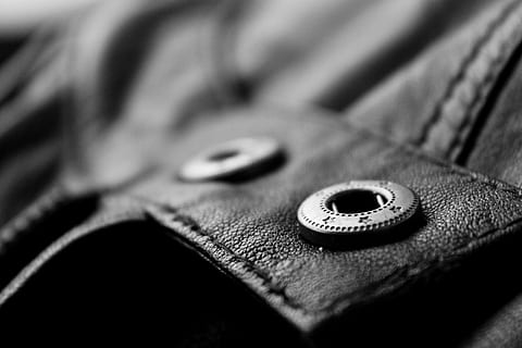 giacca di pelle nera, pelle, giacca, indumento, pulsante, tessile, avvicinamento, messa a fuoco selettiva, in casa, capi di abbigliamento, nessuno, industria tessile, lana, girato in studio, jeans, denim, abbigliamento casual, moda, arte e artigianato, Materiale, singolo oggetto, primo piano estremo, filo, 4K