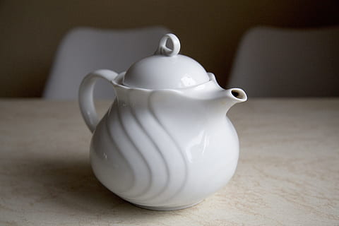 pottenbakkerij, pot, keukengerei, keramisch, tafelgerei, porselein, drinken, thee, traditioneel, theepot, tafel, kruik, keramiek, geen mensen, witte kleur, giet uitloop, binnenshuis, eten en drinken, stilleven, detailopname, studio opname, eenvoud, kunst en ambacht, pitcher - kruik, aardewerk, thee - warme drank, kleine groep objecten, verfrissing, middag thee, 5K, CC0, publiek domein, royaltyvrij