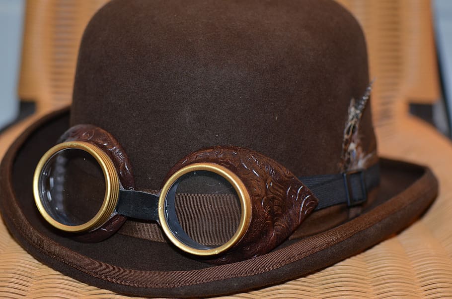 gorro de camussa marró, steampunk, barret, explorar, fantasia, punk, retro, ulleres, vintage, estil, luxós, victoriana, cap gent, marró, cuir, primer pla, a l'interior, material de fusta, centrar-se en primer pla, antiguitat, taula, llibre, sol objecte, dia, llautó, cinturó, mobles, vell, moda, 4K
