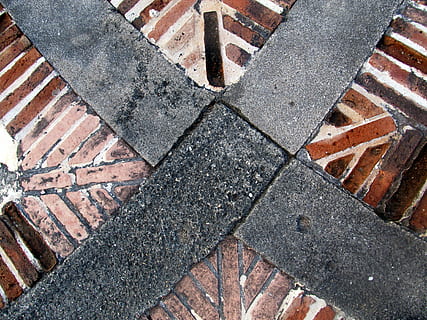 maons, lloc, patró, pavimentat, ladrillat, camí, maçoneria, disseny, vista d’angle alt, directament a sobre, part del cos humà, primer pla, dia, a l'aire lliure, signe, cap gent, carretera, carrer, sendera, transport, marcatge de carreteres, naturalesa, símbol, ciutat, forma, arquitectura, fons, marcatge, llambordes, 4K, CC0, domini públic, lliure de regalies