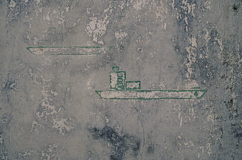 Wand, Schiff, alt, keine Leute, Zeichen, Kommunikation, Tag, Text, Wandbau - Funktion, Symbol, Hintergründe, draußen, die Architektur, gebaute Struktur, Beratung, Hinweisschild, Information, Nahansicht, grau, Pfeilsymbol, texturiert, Beton, 4K, CC0, gemeinfrei, lizenzfrei