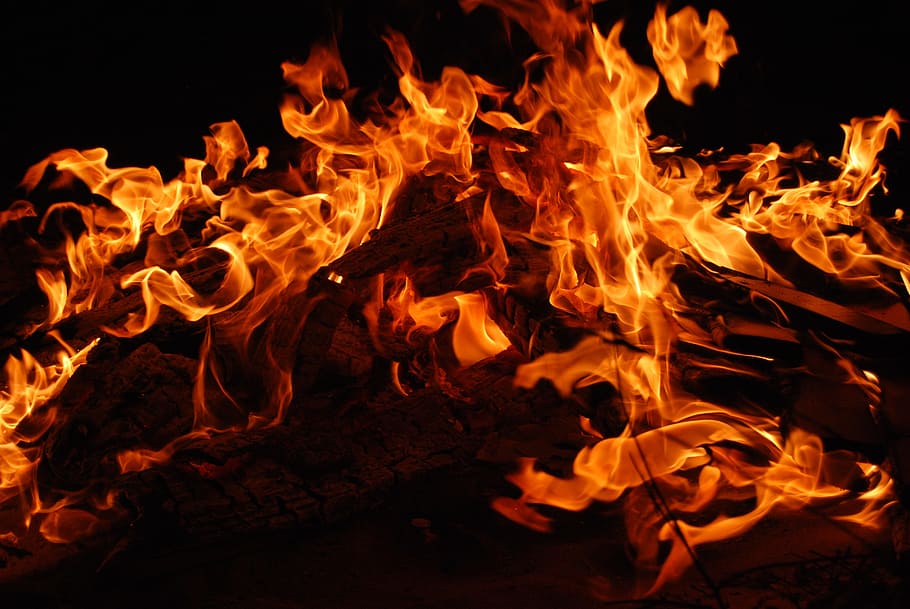 cremant, fusta, negre, superfície, foc, velocitat de l'obturador, flames, calenta, ballant, crepitar, onades, flama, foc - fenomen natural, calor - temperatura, nit, naturalesa, color taronja, foguera, cap gent, moviment, material de fusta, groc, infern, primer pla, registre, comunicació, brillant, a l'aire lliure, senyal d'advertència, fons negre, 4K