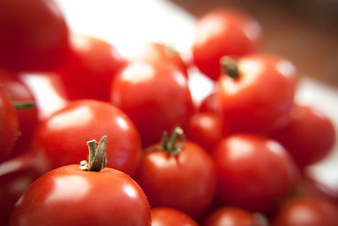 raso, fotografia de foco, tomates, pilha de tomates, tomate cereja, tomate, vegetal, vermelho, saudável, Comida, comida e bebida, frescura, fruta, Alimentação saudável, bem-estar, grande grupo de objetos, fechar-se, foco seletivo, ninguém, agricultura, grupo de objetos, abundância, maduro, estilo de vida saudável, suculento, dentro de casa, 4K, CC0, domínio público, royalty free