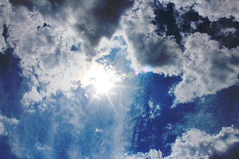 himmel, Sol, sommar, moln, strålar, vit, solen bakom molnet, blå, moln - himmel, skönhet i naturen, solljus, lugn, scenics - natur, lugn plats, lågvinkelvy, natur, solstråle, clouds, bakgrunder, inget folk, idyllisk, dag, dramatisk himmel, utomhus, linsflare, meteorologi, ljus, 2K, CC0, offentligt domän, royaltyfria