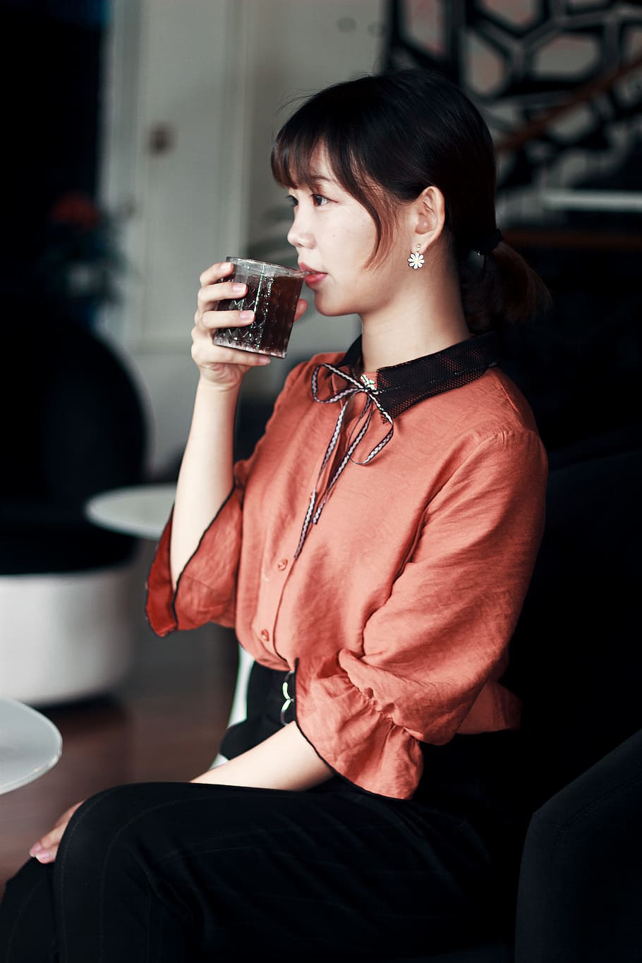 donna, rosa, nero, vestire bevendo coca cola, sfondo, avvicinamento, potabile, bicchiere, viso, espressione facciale, moda, femmina, messa a fuoco, ragazza, stile di capelli, detenzione, in casa, persona, labbra rosse, Soda, indossare, giovane, una persona, persone reali, bere, rinfresco, cibo e bevande, abbigliamento casual, concentrarsi sulle conoscenze acquisite, donne, seduta, adulto, giovani donne, giovane adulto, stili di vita, tre quarti, tazza, bella donna, acconciatura, 5K