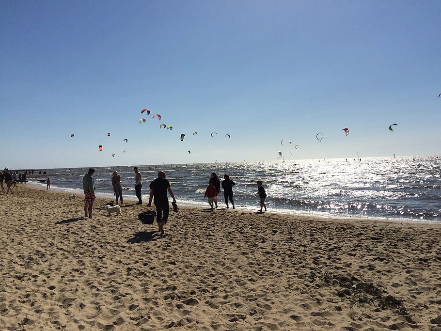Strand, Sommer-, Surfen, Sand, Wasser, Sonne, Urlaub, Costa, Meer, Strandsand, Land, Himmel, Gruppe von Leuten, echte Menschen, Natur, Freizeitbeschäftigung, Ausflug, Urlaube, fliegend, Männer, Vergnügen, Tag, Horizont über Wasser, Horizont, draußen, 2K