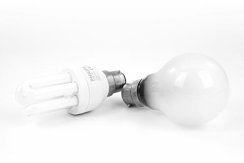 cfl, incandescent, ampoule, efficace, électrique, électricité, énergie, fluorescent, verre, lumière, Puissance, tungstène, watt, blanc, lampe électrique, fond blanc, prise de vue en studio, fermer, coupé, à l'intérieur, production de carburant et d'électricité, objet unique, personne, sport, couleur blanche, La technologie, nature morte, espace de copie, inspiration, simplicité, filament, lien, 4K, CC0, domaine public, libre de droits