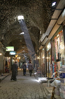 bazaar, straal, licht, verlicht, groep mensen, verlichtingsapparatuur, echte mensen, architectuur, markt, mannen, stad, nacht, ingebouwde structuur, menigte, volwassen, vrouw, groep, grote groep mensen, kleinhandel, bedrijf, boodschappen doen, straatmarkt, elektrische lamp, 2K, CC0, publiek domein, royaltyvrij