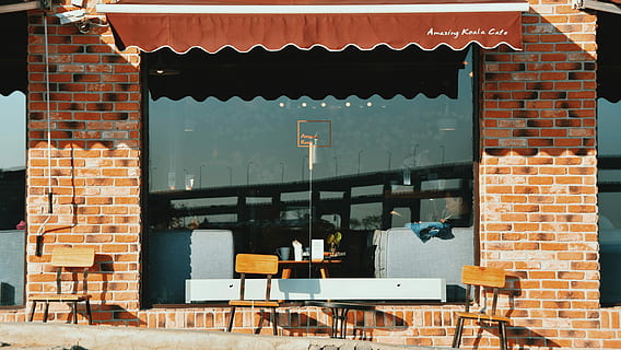 tre, stole, butiksfacade, Foto, klar, glasbutik, vindue, bygning, mursten, væg, cafe, arkitektur, murstens væg, bygget struktur, bygning udvendig, dag, ingen mennesker, murbygningsfunktion, sollys, udendørs, meddelelse, natur, tekst, skilt, sted for tilbedelse, tag, indgang, 5K, CC0, offentligt domæne, royaltyfrie