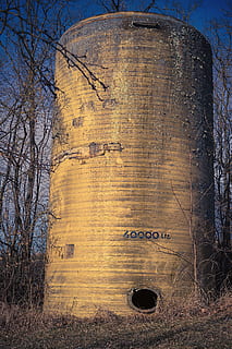 sitja, torre de sitges, torre, contenidor, agricultura, litre, emmagatzematge, metall, estoc, alumini, rural, gran, vell, tanca, subministrament d'aigua, tanc d'aigua, menjar, recollir, bestiar, aigua, sitja metàl·lica, text, comunicació, guió occidental, arbre, cap gent, arbre nu, planta, dia, naturalesa, arquitectura, signe, primer pla, lletra majúscula, tronc de l'arbre, a l'aire lliure, tronc, llum solar, estructura construïda, graffiti, material de fusta, 5K, CC0, domini públic, lliure de regalies