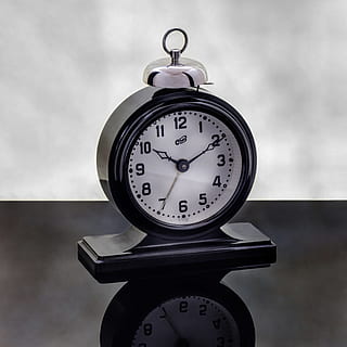 vækkeur, tid, pile, urskive, årgang, ur, opkald, sort-hvid baggrund, sky - himmel, nummer, ingen mennesker, himmel, cirkel, tæt på, form, geometrisk form, retro stylet, metal, nøjagtighed, enkelt objekt, dag, minut hånd, uret ansigt, udendørs, 1080P, CC0, offentligt domæne, royaltyfrie