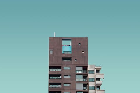 Marrone, bianca, alto, edificio, giorno, beige, grattacielo, costruzione, architettura, esterno dell'edificio, struttura costruita, copia spazio, cielo, nessuno, cielo sereno, blu, Torre, natura, alto - alto, finestra, Inquadratura dal basso, edificio per uffici esterno, ufficio, attività commerciale, città, sfondo colorato, appartamento, sfondo blu, 4K, CC0, dominio pubblico, privo di copyright