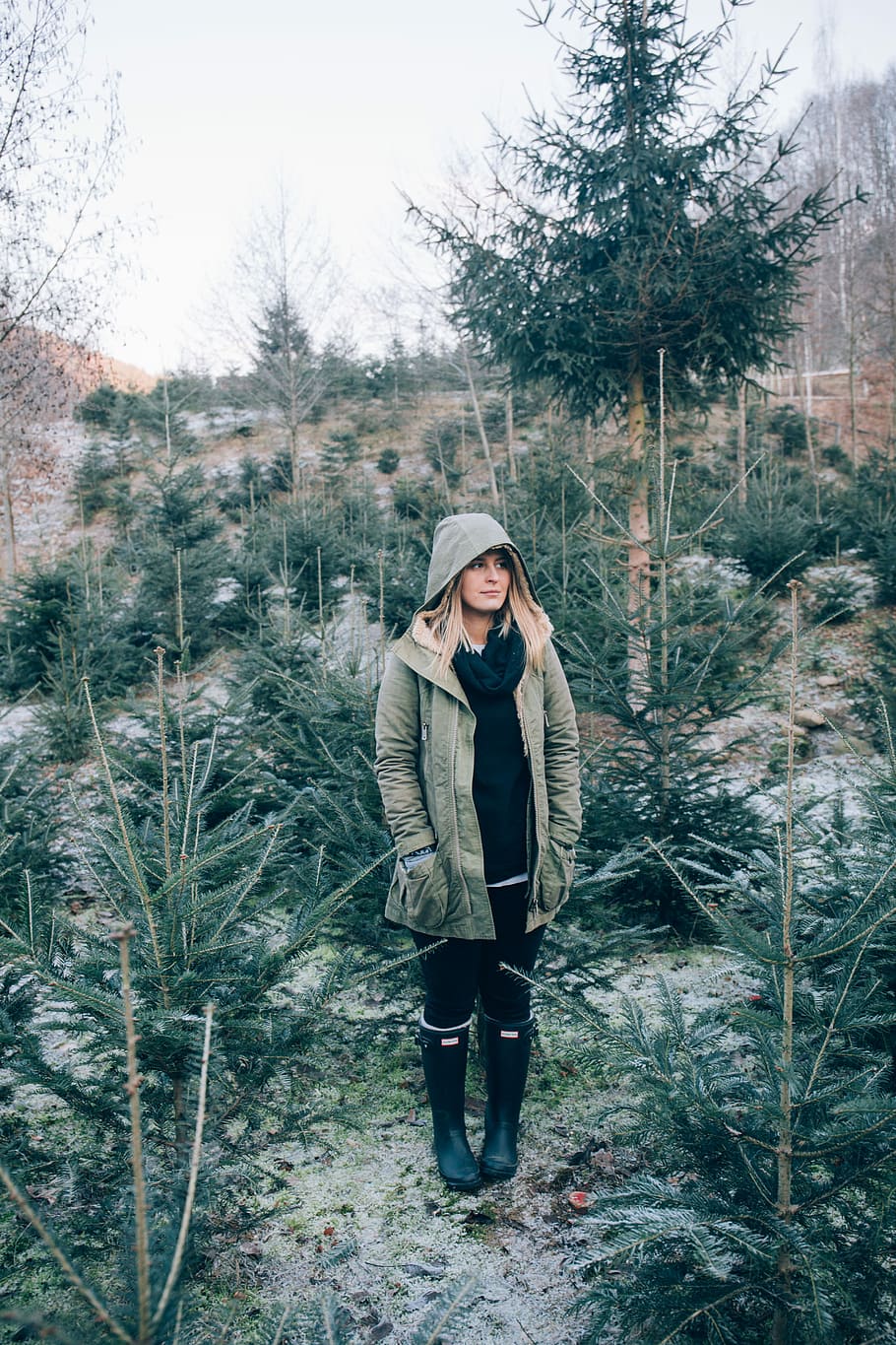 donna, indossare, verde, pieno, giacca con zip, paio, nero, stivali da pioggia, cerniera lampo, giacca, inverno, all'aperto, donne, persone, natura, la neve, adulto, etnia caucasica, stili di vita, vestiti caldi, a piedi, uomini, una persona, sorridente, freddo - temperatura, giovane adulto, femmine, temperatura fredda, solo adulti, solo una donna, solo donne, albero, pianta, persone reali, in piedi, attività di svago, vista frontale, capi di abbigliamento, terra, guardando la fotocamera, giovani donne, sciarpa, 5K