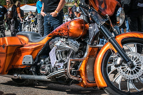 moto, classique, exposition, mode de transport, transport, couleur orange, véhicule terrestre, journée, ville, rue, en plein air, Stationnaire, Vrais gens, Voyage, Hommes, roue, métal, personnes, route, adulte, 5K, CC0, domaine public, libre de droits