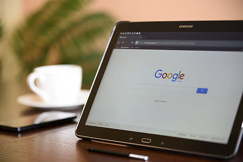 noir, tablette samsung, page google, gadget, Google, samsung, écran, tablette, La technologie, Technologie sans fil, la communication, lien, table, fermer, dispositif d'information portable, portabilité, l'Internet, tablette numérique, réseau informatique, Nourriture et boisson, ordinateur, téléphone intelligent, tasse, téléphone portable, affaires, personne, commodité, vaisselle, réseaux sociaux, communications globales, 5K, CC0, domaine public, libre de droits