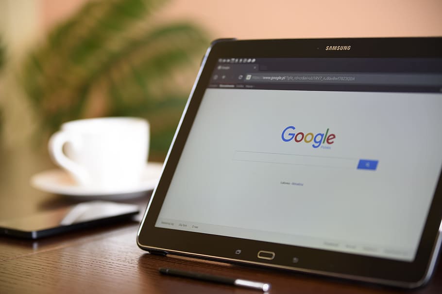 negru, tableta samsung, Pagina Google, gadget, Google, Samsung, ecran, comprimat, tehnologie, tehnologia fără fir, comunicare, conexiune, masa, a închide, dispozitiv portabil de informații, portabilitate, Internet, tabletă digitală, rețea de calculatoare, mancare si bautura, calculator, telefon inteligent, ceașcă, telefon mobil, Afaceri, nici o persoana, comoditate, faianță, rețele sociale, comunicații globale, 5K