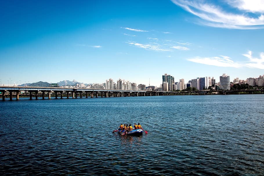 gent, muntar a cavall, vaixell, cos, aigua, Seül, yeouido, cel, núvol, Corea, riu han, vaixell nàutic, arquitectura, transport, exterior de l'edifici, estructura construïda, davant del mar, ciutat, dues persones, naturalesa, homes, dia, edifici, mar, adult, activitat d'oci, manera de transport, a l'aire lliure, paisatge urbà, inflable, gratacels, 5K