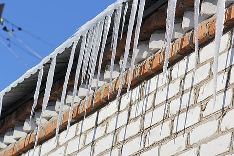 istapper, vinter, forår, istap, frost, is, kold, solskinsdag, dråber, dryp, natur, Rusland, lav vinkel visning, arkitektur, bygning udvendig, bygget struktur, bygning, dag, himmel, ingen mennesker, skyfri himmel, vindue, udendørs, i en række, murbygningsfunktion, mønster, mursten, sollys, industri, by, hængende, lejlighed, 5K, CC0, offentligt domæne, royaltyfrie