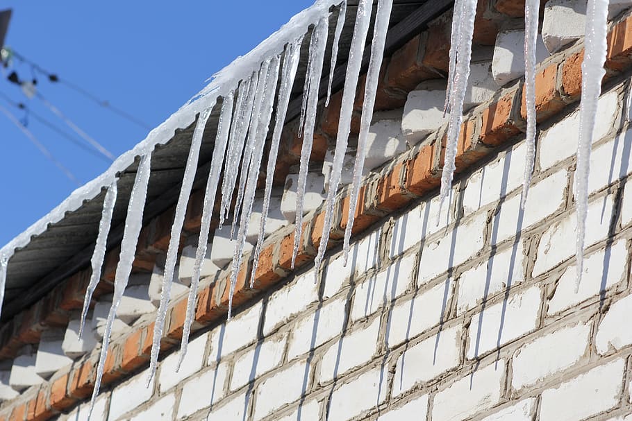 istapper, vinter, forår, istap, frost, is, kold, solskinsdag, dråber, dryp, natur, Rusland, lav vinkel visning, arkitektur, bygning udvendig, bygget struktur, bygning, dag, himmel, ingen mennesker, skyfri himmel, vindue, udendørs, i en række, murbygningsfunktion, mønster, mursten, sollys, industri, by, hængende, lejlighed, 5K
