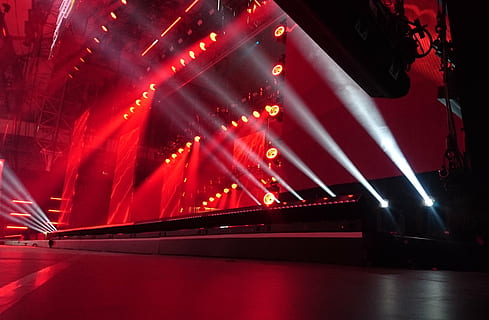 rouge, noir, étape, jeu de lumières, spectacle, performance, scène musicale, la magie, concert, magie légère, spectacle de lumière, effets de lumière, texture, concert en live, B: et, musicien, événement des arts de la scène, scène - espace de performance, illuminé, performance théatrale, culture artistique et divertissement, la musique, nuit, personne, matériel d'éclairage, vie nocturne, un événement, concert de musique populaire, architecture, à l'intérieur, lumière, mouvement, jouissance, éclairage de scène, musicien pop, musique rock, 2K, CC0, domaine public, libre de droits