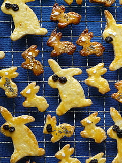 húsvéti nyuszi, húsvéti, húsvéti sütemények, nyúl, süt, guba, ausstecherle, recept, sütő, aprósütemény, finom tészta, kis sütemények, keksz, tepsi, drót rack, élelmiszer, étel és ital, frissesség, fedett, édes étel, csillag alakú, nem ember, csendélet, sült, reprezentáció, magas szög kilátás, alak, Karácsony, elnézés, sárga, közelkép, tervezés, ünnep, nagy objektumcsoport, falatozás, hűtő állvány, kísértés, 2K, CC0, közkincs, jogdíjmentes