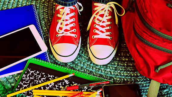 parell, vermell i blanc, baixos;, llibres;, llapis;, smartphone;, bossa, escola, educació, aprenentatge, conversar, plats, hipster, estudiant, sabata, vista d’angle alt, vermell, multicolor, cap gent, primer pla, venda al detall, moda, mercat, patró, elecció, grup d'objectes, a l'aire lliure, en fila, dia, costat a costat, roba, natura morta, variació, accessori personal, 2K, CC0, domini públic, lliure de regalies