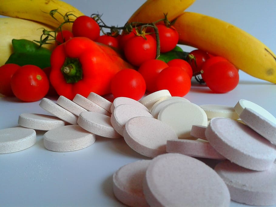 rajčata, paprika, zralý, banány, vitamíny, tablety, lék, lékárna, tableta, dopřát, léky, lékařský, zelenina, ovoce, onemocnět, nemoc, pilulka, bílé pozadí, nahradit, zdravotnictví a lékařství, variace, nikdo, rajče, jídlo a pití, uvnitř, zeleniny, jídlo, velká skupina objektů, svěžest, Červené, blahobyt, stálý život, detail, Zdravé stravování, hojnost, selektivní zaměření, medicína, vysoký úhel pohledu, 2K