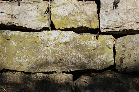 steen, muur, stenen muur, achtergrond, structuur, patroon, grijs, natuur, opgestapeld, plein, facade, metselwerk, bouwen, volledig kader, rots, solide, achtergronden, rock - object, geen mensen, detailopname, ruw, getextureerde, dag, rotsformatie, buitenshuis, steen - object, geologie, ingebouwde structuur, architectuur, 5K, CC0, publiek domein, royaltyvrij