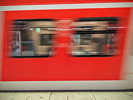 train, dynamique, mouvement, s bahn, métro, moyens de transport publics, souterrain, chemin de fer, rail s bahn, voyage en train, direction, cible, rouge, mouvement flou, train - véhicule, transport public, transport, Transport ferroviaire, mode de transport, la vitesse, personne, la fenêtre, verre - matériel, train de voyageurs, en plein air, gare de chemin de fer, quai de la gare, Voyage, acier, 4K, CC0, domaine public, libre de droits