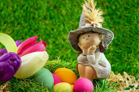 nina, verd, gespa d'herba, Pasqua, ou, figura, ous de Pasqua, colorit, ous de xocolata, divertit, Feliç Pasqua, primavera, flors, tulipes, herba, targeta de felicitació, alegre, alegria de pasqua, xocolata, celebració, planta, menjar, infància, ou de Pasqua, nen, menjar i beguda, naturalesa, festa, conill de Pasqua, vacances - esdeveniment, multicolor, bonic, representació, a l'aire lliure, innocència, 5K, CC0, domini públic, lliure de regalies