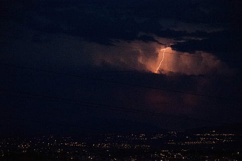 llamps, tempesta, núvols, cel, paisatge, núvol - cel, nit, a l'aire lliure, paisatge urbà, cap gent, poder, electricitat, vista d’angle baix, bellesa a la natura, naturalesa, poder a la natura, cable, cel dramàtic, arquitectura, il·luminat, vespre, llum, Font d'alimentació, 4K, CC0, domini públic, lliure de regalies