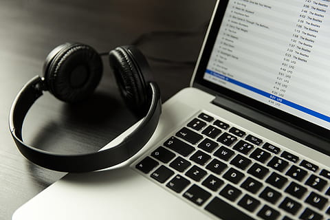 iTunes muzikos programa, atviras, nešiojamasis kompiuteris, nešiojamas kompiuteris, šalia, ausines, iTunes, muzika, programa, technologijos, kompiuteris, verslą, kompiuterio klaviatūra, internetas, stalas, nėra žmonių, vnt, biuras, komunikacijos, belaidžio ryšio technologija, ryšį, klaviatūra, kompiuterinė įranga, patalpose, Iš arti, kompiuterinis tinklas, lentelė, tekstą, popieriaus, natiurmortas, modernus, atrankinis dėmesys, sidabro spalvos, tuščias, 4K, CC0, Viešasis domenas, nemokamai