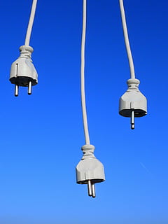 zástrčka, kabel, řádek, proud, energie, elektrické vedení, elektřina, zásuvka, napájecí kabel, zdroj napájení, připojit, spojení, elektrická lampa, technologie, osvětlovací zařízení, modrý, nikdo, nízký úhel pohledu, Příroda, nebe, paliva a energie, detail, závěsný, den, bílá barva, čisté nebe, světlo, elektrické světlo, elektrická zástrčka, elektrické zařízení, 4K
