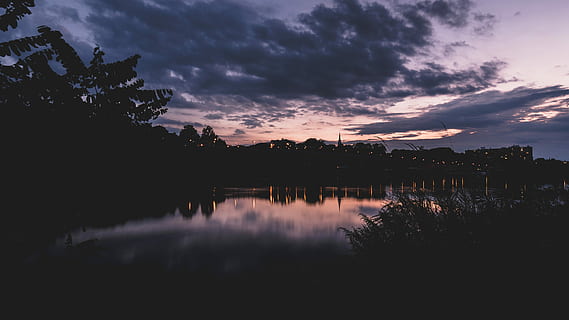 foto de la silueta, arbres, al costat, riu, ennuvolat, cel, cos, aigua, posta de sol, silueta, núvols, reflexió, edificis, nit, fosc, núvol, nova Jersey, longexposició, llac, arbre, núvol - cel, bellesa a la natura, tranquil·litat, escena tranquil·la, escenics - natura, planta, naturalesa, cap gent, idíl·lic, escena no urbana, medi ambient, llac de reflexió, 5K, CC0, domini públic, lliure de regalies