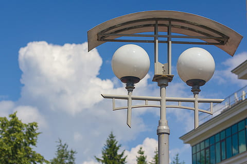 lanterna, nube, cielo blu, cielo, blu, architettura, cupola, all'aperto, giorno, lampione, attrezzatura per l'illuminazione, Inquadratura dal basso, strada, nuvola - cielo, esterno dell'edificio, natura, struttura costruita, nessuno, costruzione, città, viaggio, comunicazione, luce, 4K, CC0, dominio pubblico, privo di copyright