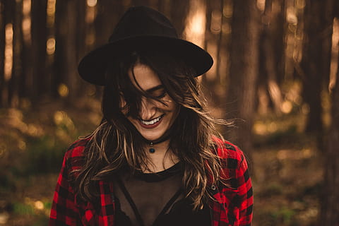donna, cappello fedora, circondato, alberi, sorridente, ombra, boschi, giorno, natura, all'aperto, donne, una persona, foresta, persone, giovane adulto, etnia caucasica, femmine, autunno, cappello, adulto, albero, bellezza, ritratto, stili di vita, felicità, bosco, allegro, bellissimo, giovani donne, bellezza nella natura, solo adulti, capi di abbigliamento, capelli, terra, capelli lunghi, acconciatura, emozione, bella donna, emozione positiva, hipster - persona, 5K, CC0, dominio pubblico, privo di copyright