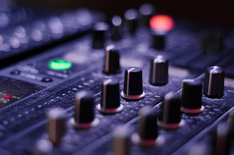 selectivo, fotografía de enfoque, mezclando, consola, mezclador, mandos, panel, sonar, música, grabación, equipo, audio, igualada, nivel, DJ, entretenimiento, estéreo, equipo de grabación de sonido, mezclador de sonido, tecnología, equipo de sonido, estudio, panel de control, controlar, estudio de grabación, cultura de las artes y entretenimiento, Industria electrónica, nudo, ajustando, ruido, industria, enfoque selectivo, de cerca, nadie, presionar el botón, complejidad, equipo eléctrico, la música rock, amplificador, la vida nocturna, 4K, CC0, dominio público, libre de derechos