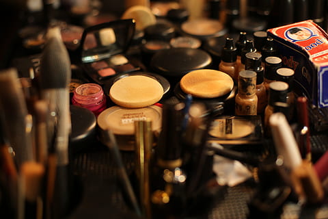 materiali di pittura per artisti, trucco, kit del make up, truccatore, messa a fuoco selettiva, in casa, avvicinamento, nessuno, grande gruppo di oggetti, scelta, variazione, strumento musicale, musica, attrezzatura musicale, concentrarsi sulle conoscenze acquisite, di fila, abbondanza, natura morta, preparativi, arte e artigianato, cultura artistica e intrattenimento, attività commerciale, gruppo, Al dettaglio, 5K, CC0, dominio pubblico, privo di copyright