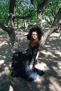 žena, nošení, Černá, květinový, s dlouhým rukávem, talár, sedící, strom, čarodějnice, les, temný, gotický, modelu, makeup, výtvarné umění, zem, pole, při pohledu na fotoaparát, jedna osoba, rostlina, portrét, neformální oblečení, volnočasové aktivity, mladého dospělého, skutečných lidí, životního stylu, Mladá žena, kmen stromu, kufr, Příroda, čelní pohled, plná délka, dlouhé vlasy, den, účes, vlasy, venku, krásná žena, móda, 2K, CC0, veřejná doména, bez autorských práv